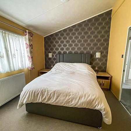 Stunning Lodge With Decking At Oaklands Holiday Park In Essex Ref 39017Rw Clacton-on-Sea Exterior foto