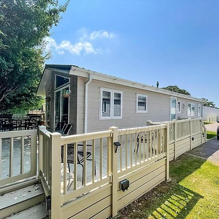 Stunning Lodge With Decking At Oaklands Holiday Park In Essex Ref 39017Rw Clacton-on-Sea Exterior foto