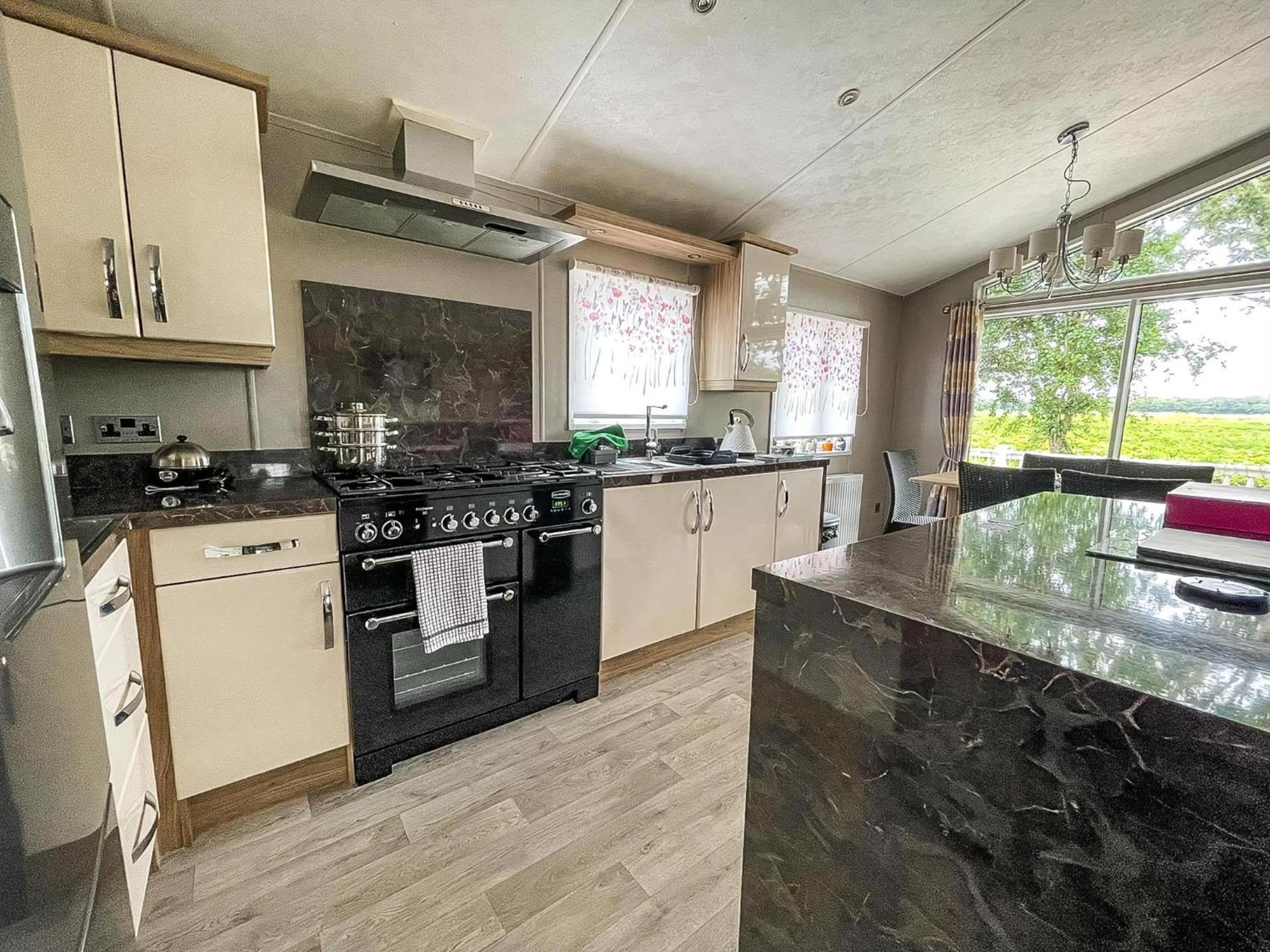 Stunning Lodge With Decking At Oaklands Holiday Park In Essex Ref 39017Rw Clacton-on-Sea Exterior foto