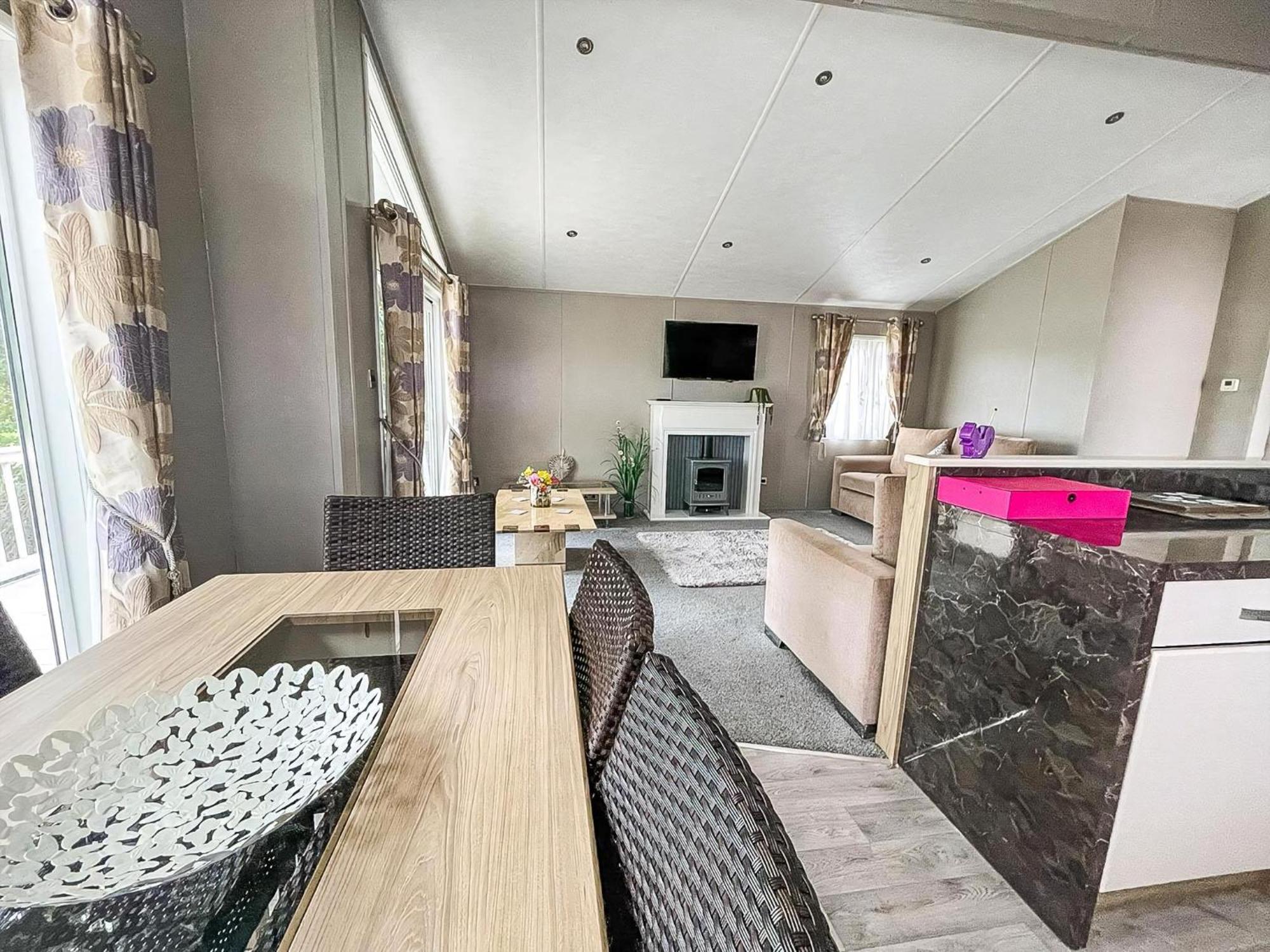 Stunning Lodge With Decking At Oaklands Holiday Park In Essex Ref 39017Rw Clacton-on-Sea Exterior foto