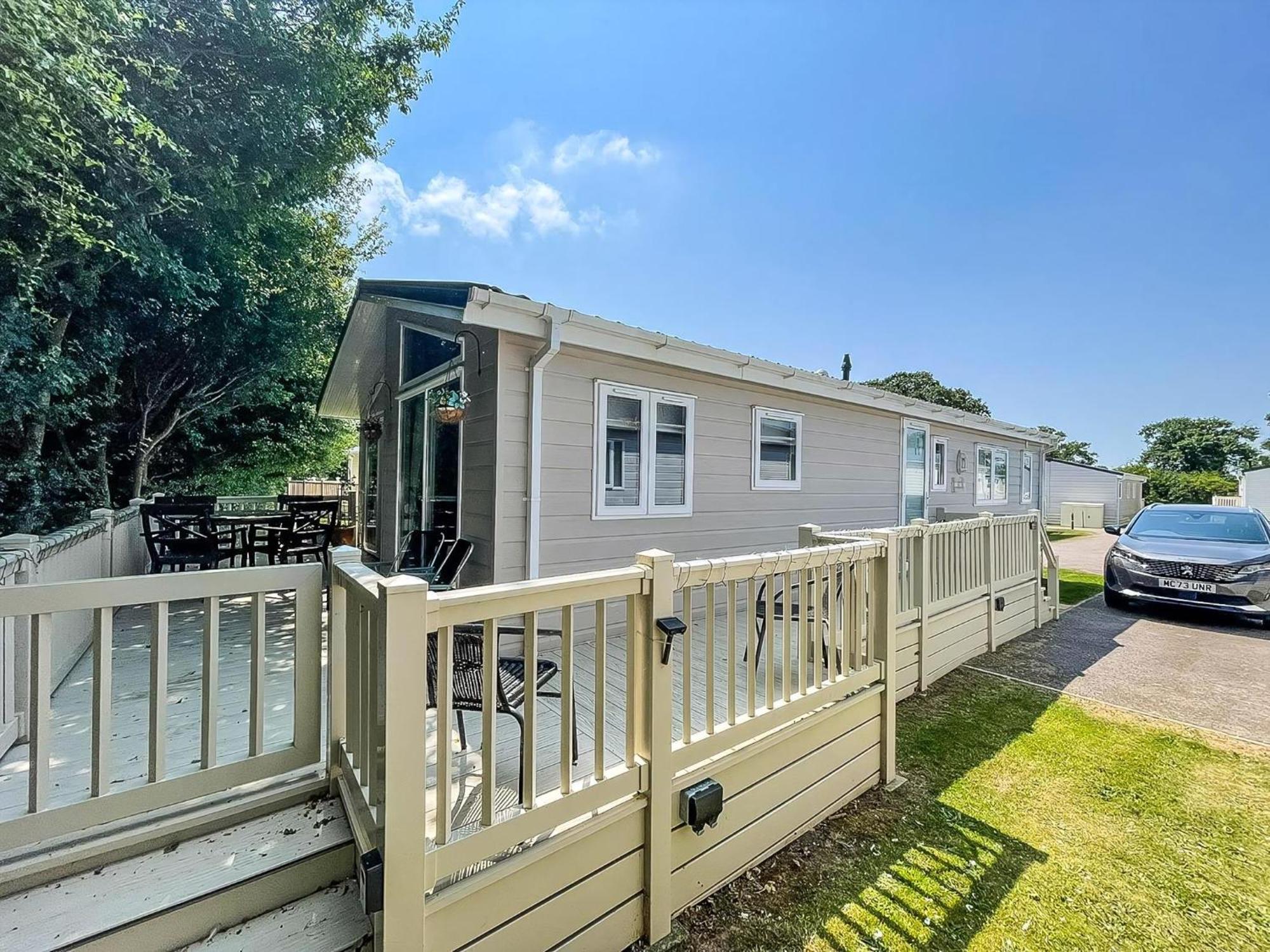 Stunning Lodge With Decking At Oaklands Holiday Park In Essex Ref 39017Rw Clacton-on-Sea Exterior foto