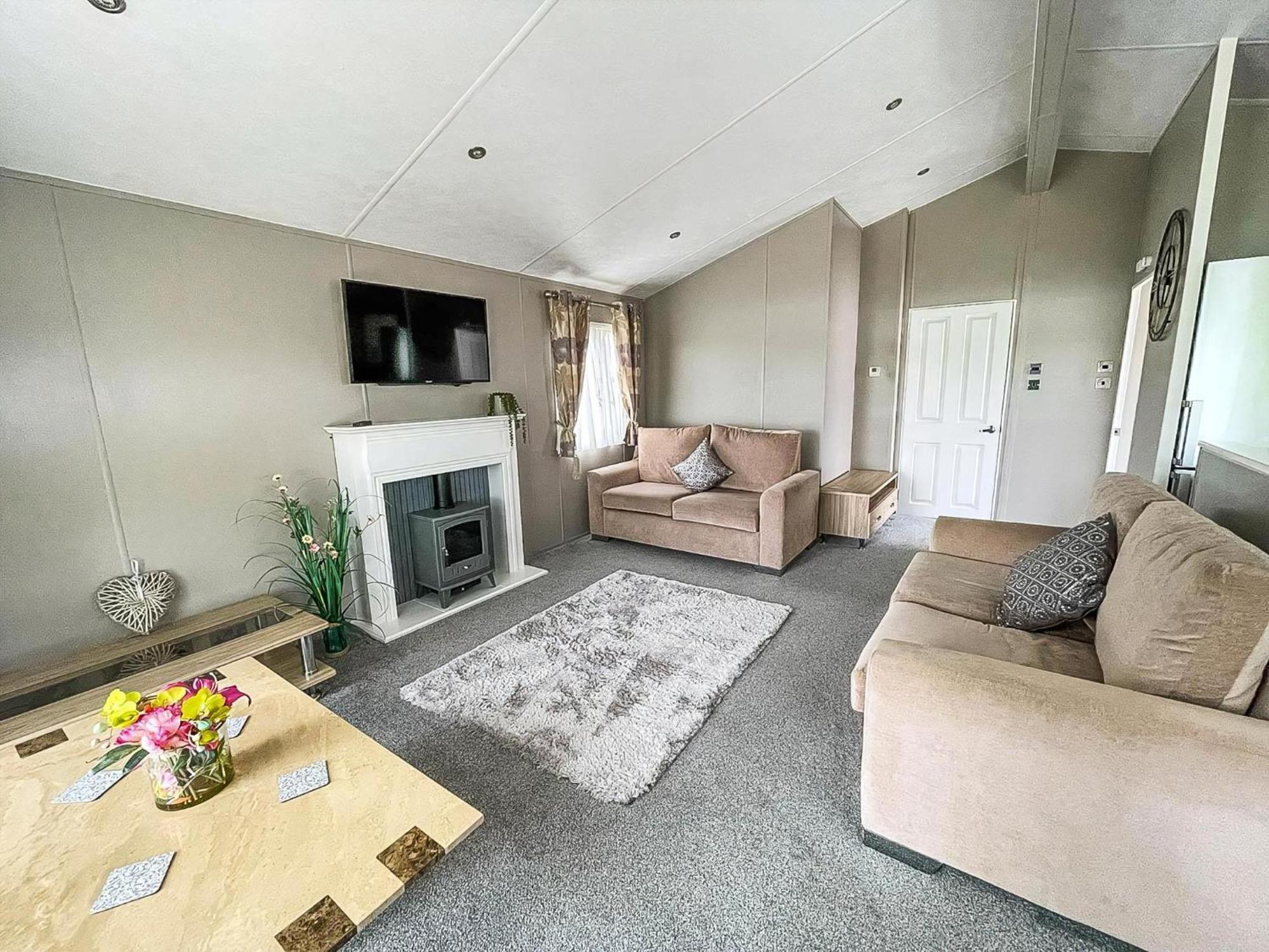 Stunning Lodge With Decking At Oaklands Holiday Park In Essex Ref 39017Rw Clacton-on-Sea Exterior foto